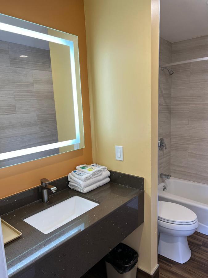 Industry Inn & Suites Ла-Пуэнте Экстерьер фото