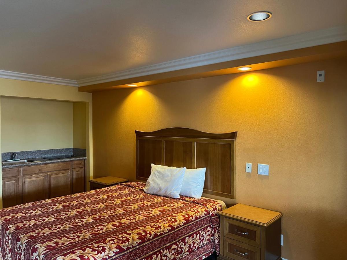 Industry Inn & Suites Ла-Пуэнте Экстерьер фото