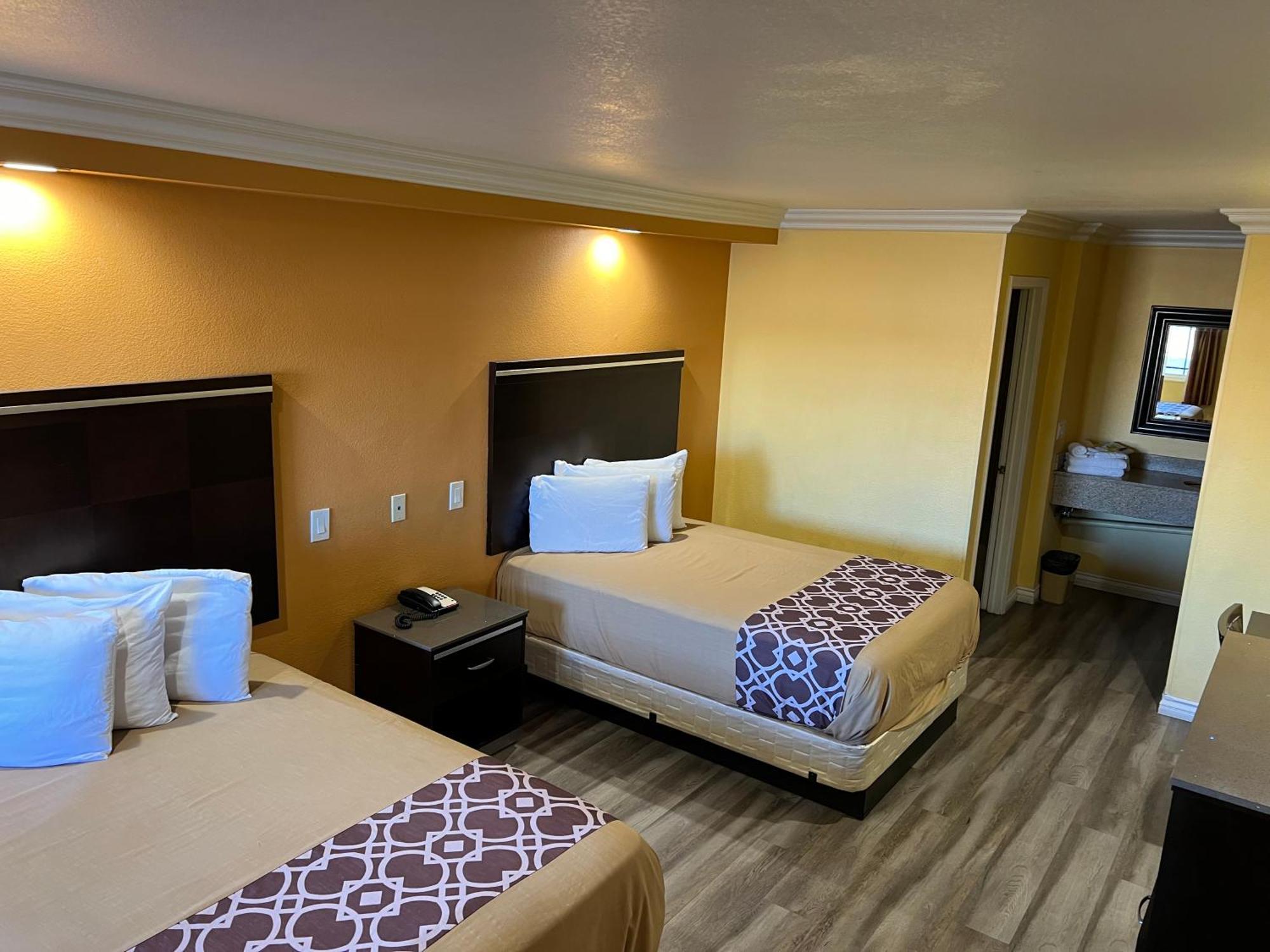 Industry Inn & Suites Ла-Пуэнте Экстерьер фото