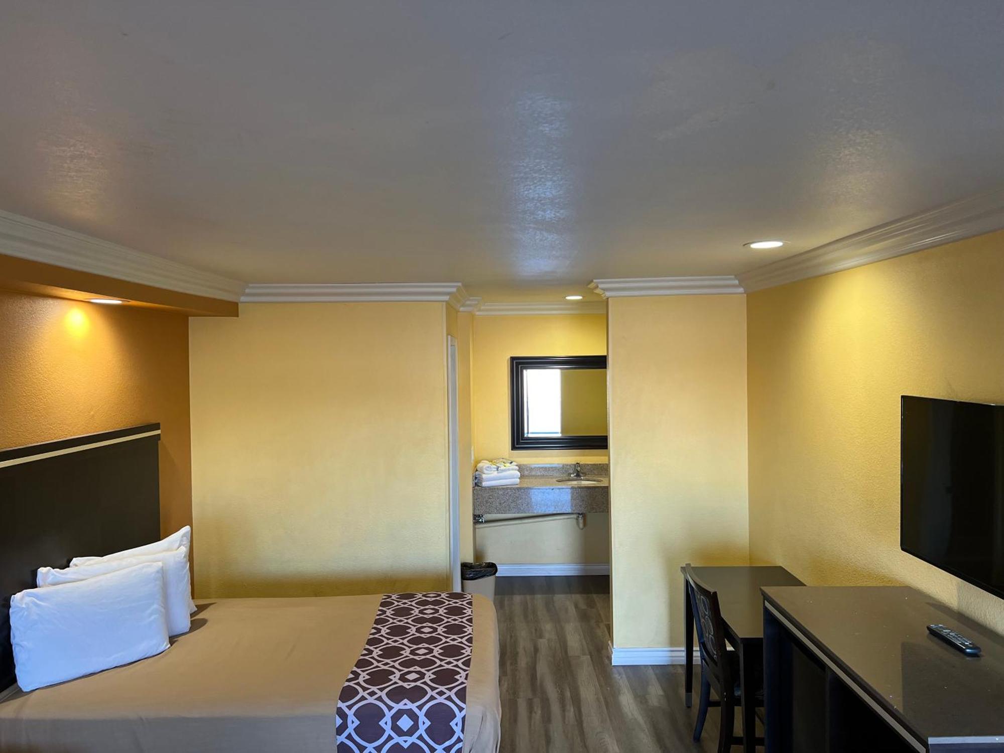 Industry Inn & Suites Ла-Пуэнте Экстерьер фото