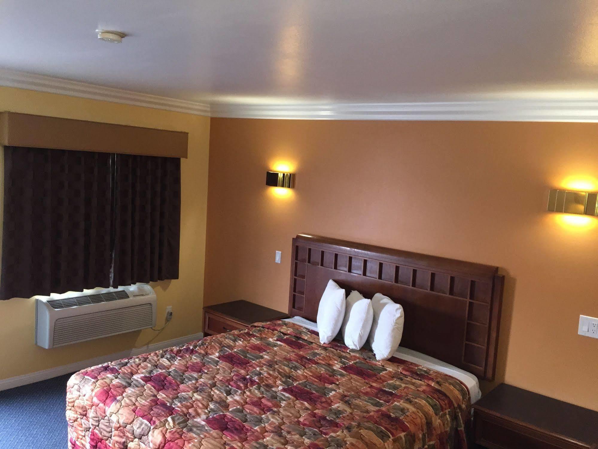 Industry Inn & Suites Ла-Пуэнте Экстерьер фото