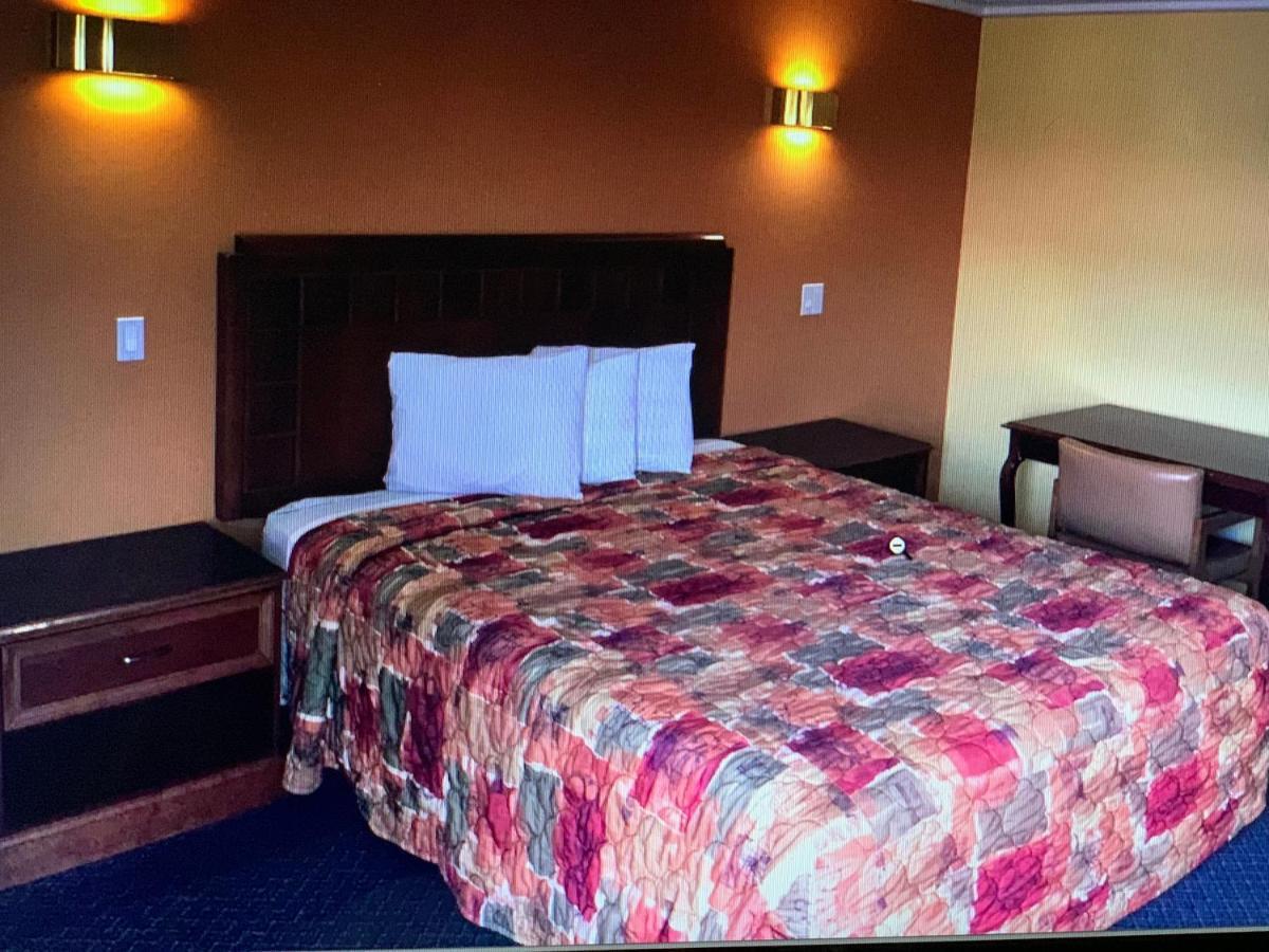 Industry Inn & Suites Ла-Пуэнте Экстерьер фото