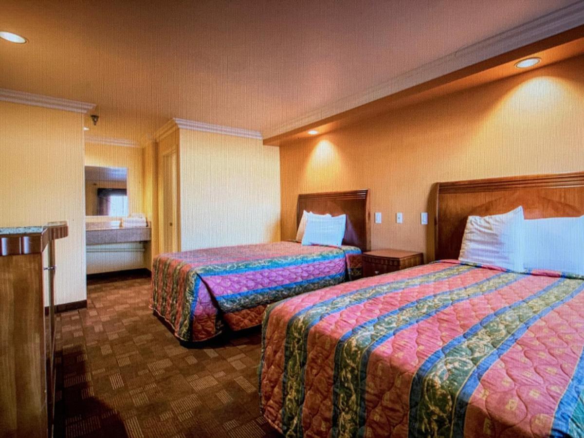 Industry Inn & Suites Ла-Пуэнте Экстерьер фото